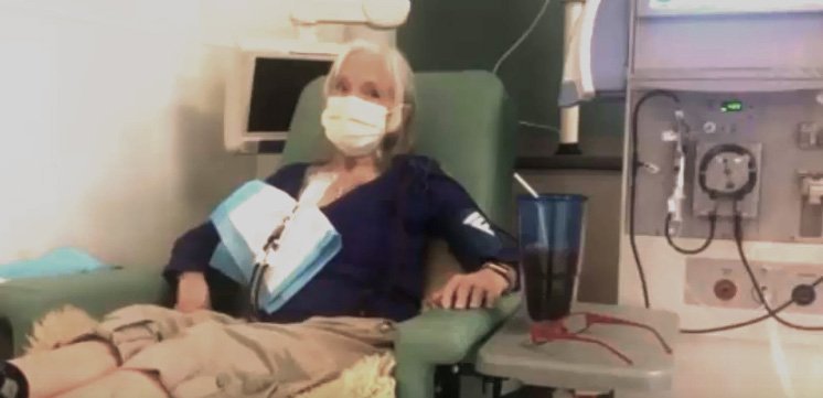 Liz im Krankenhaus - Quelle: YouTube/The News Girl