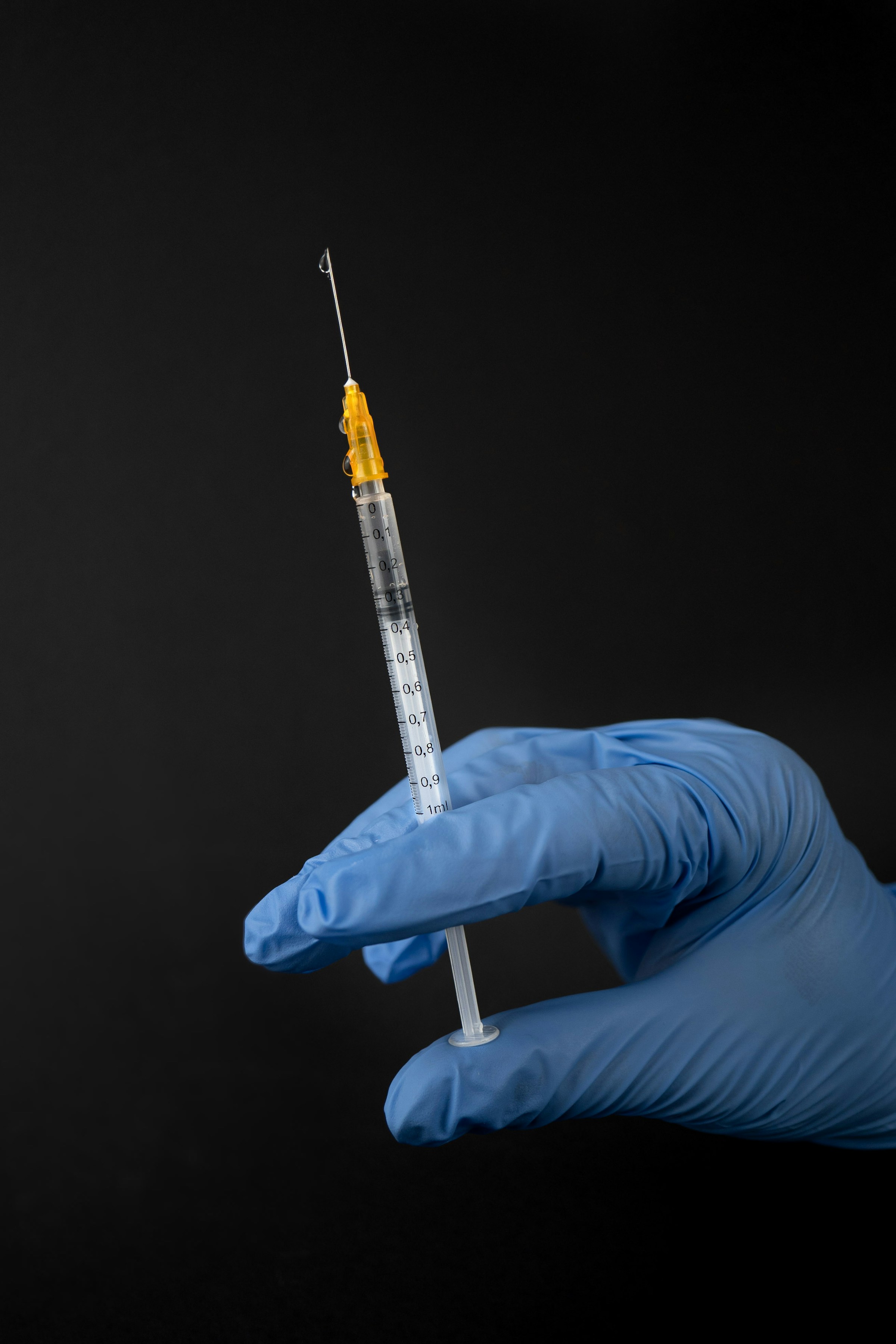 A person holding an injection | Source: Unsplash