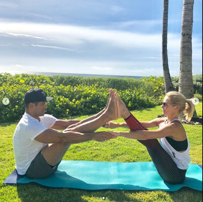 Mark Consuelos and Kelly Ripa practicing yoga. | Source: Instagram/kellyripa
