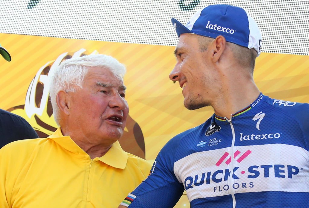 Raymond Poulidor s'entretient avec Philippe Gilbert de Belgique et Quick Step Floors qui a reçu le prix du meilleur combattant d'étape après la 16ème étape du Tour de France 2018 entre Carcassonne et Bagneres-de-Luchon (216 km) le 24 juillet 2018 à Bagneres de Luchon, France | Source : Getty Images.