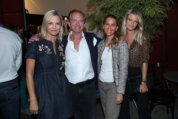 Le docteur Frédéric Saldmann avec sa famille; Marie Saldmann, Sarah Saldmann et Sixtine assistent à la cérémonie de remise des "5èmes trophées du Bien Etre" au Théâtre de la Gaite-Montparnasse le 16 septembre 2019 à Paris, France. | Photo | Getty Images Le docteur Frédéric Saldmann avec sa famille; Marie Saldmann, Sarah Saldmann et Sixtine assistent à la cérémonie de remise des "5èmes trophées du Bien Etre" au Théâtre de la Gaite-Montparnasse le 16 septembre 2019 à Paris, France. | Photo | Getty Images
