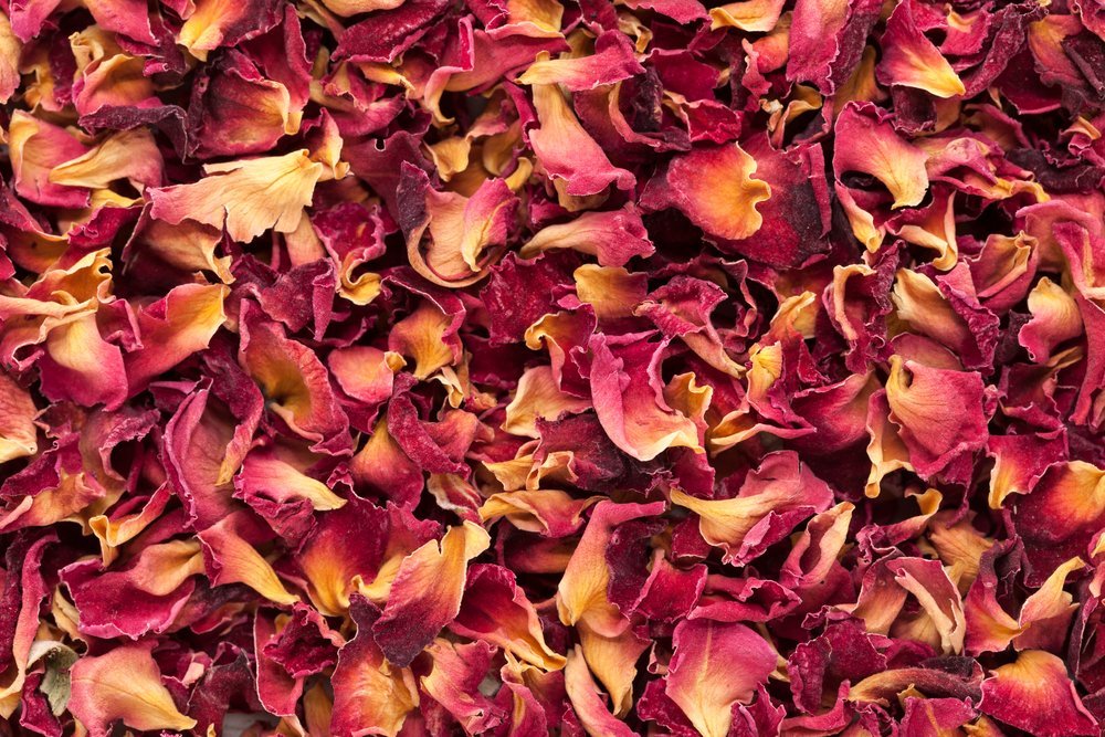 Organic dry Rose Damask petals | Photo: Shutterstock
