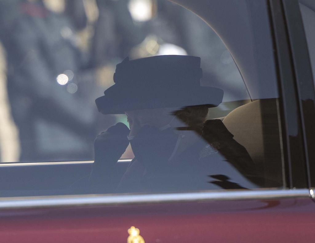 La reine Elizabeth II arrive pour les funérailles du prince Philip, duc d'Édimbourg, au château de Windsor, le 17 avril 2021 à Windsor, en Angleterre. | Photo : Getty Images