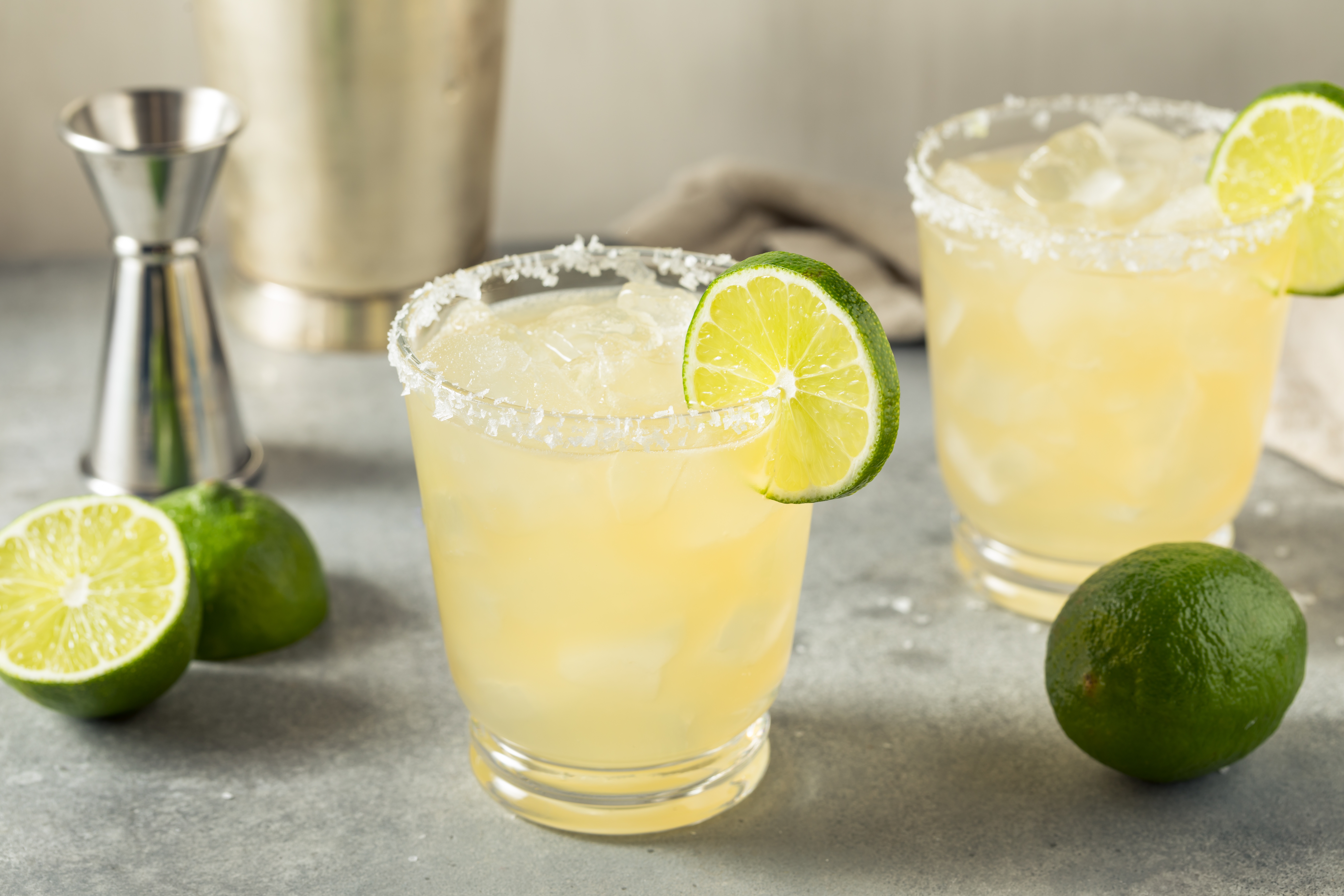 Two margaritas on a table | Source: Pexels