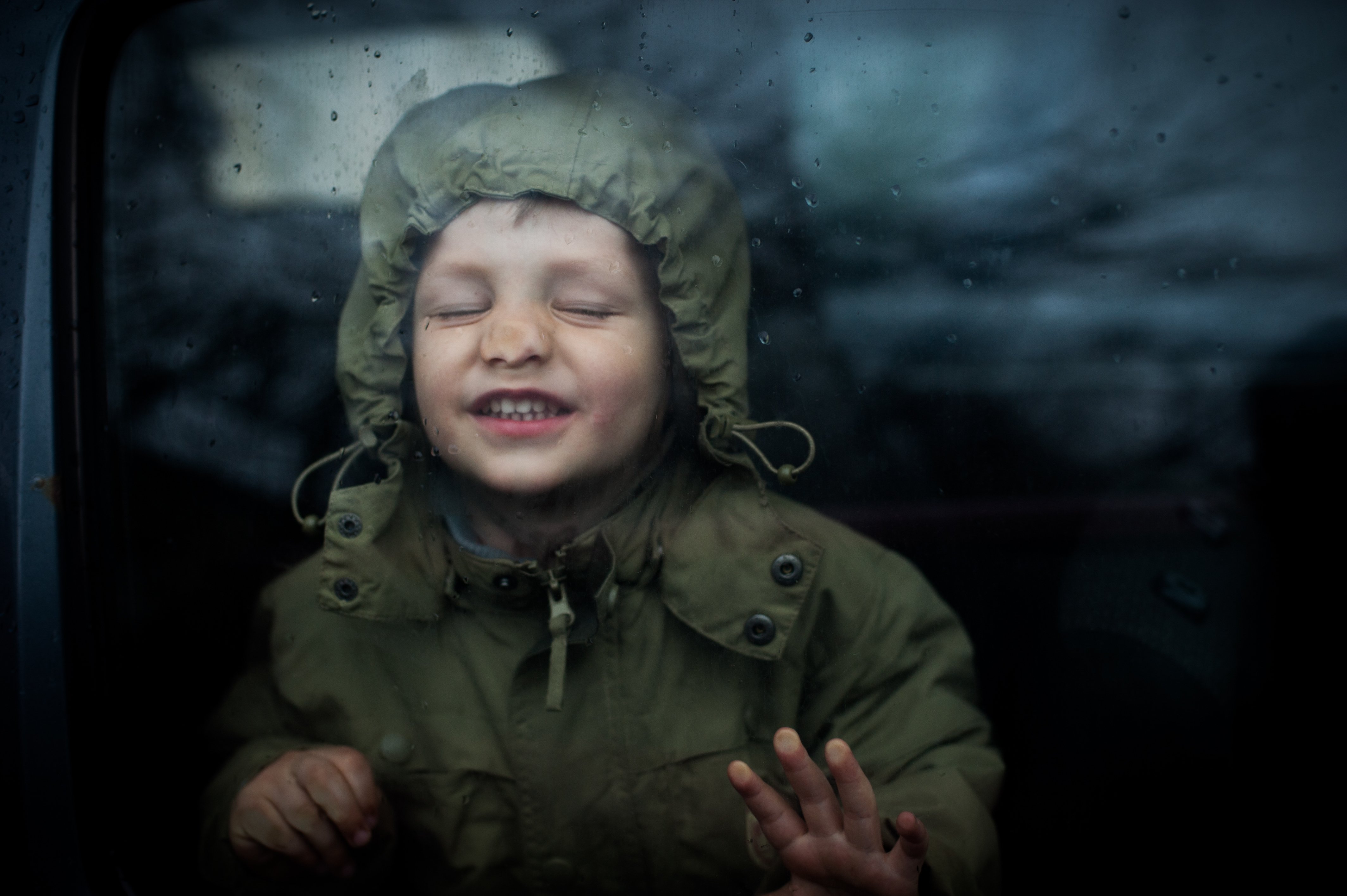 Un enfant fermé dans une voiture | Photo : Shutterstock