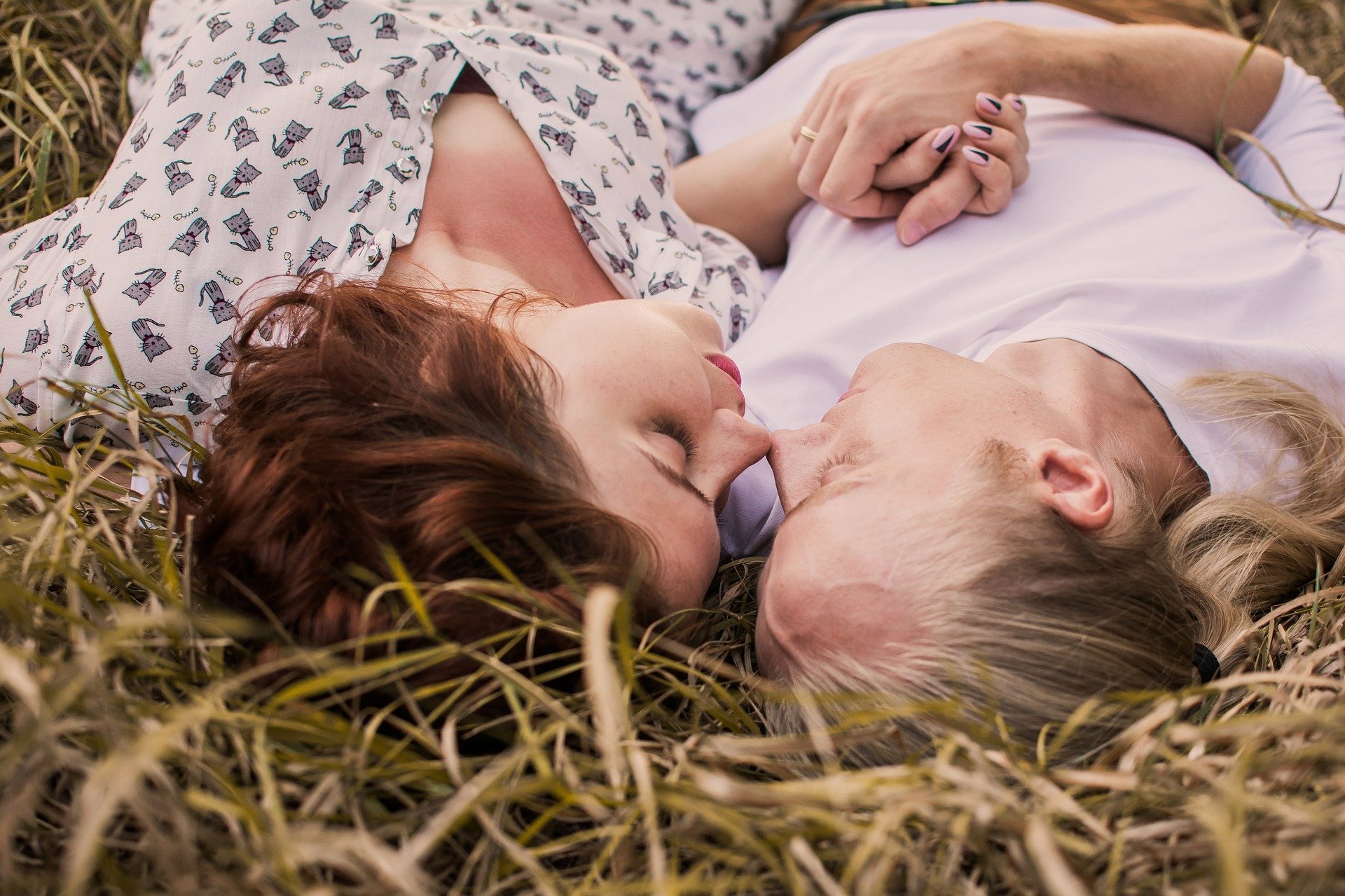 Couple laying on the ground. | Source: Pixabay