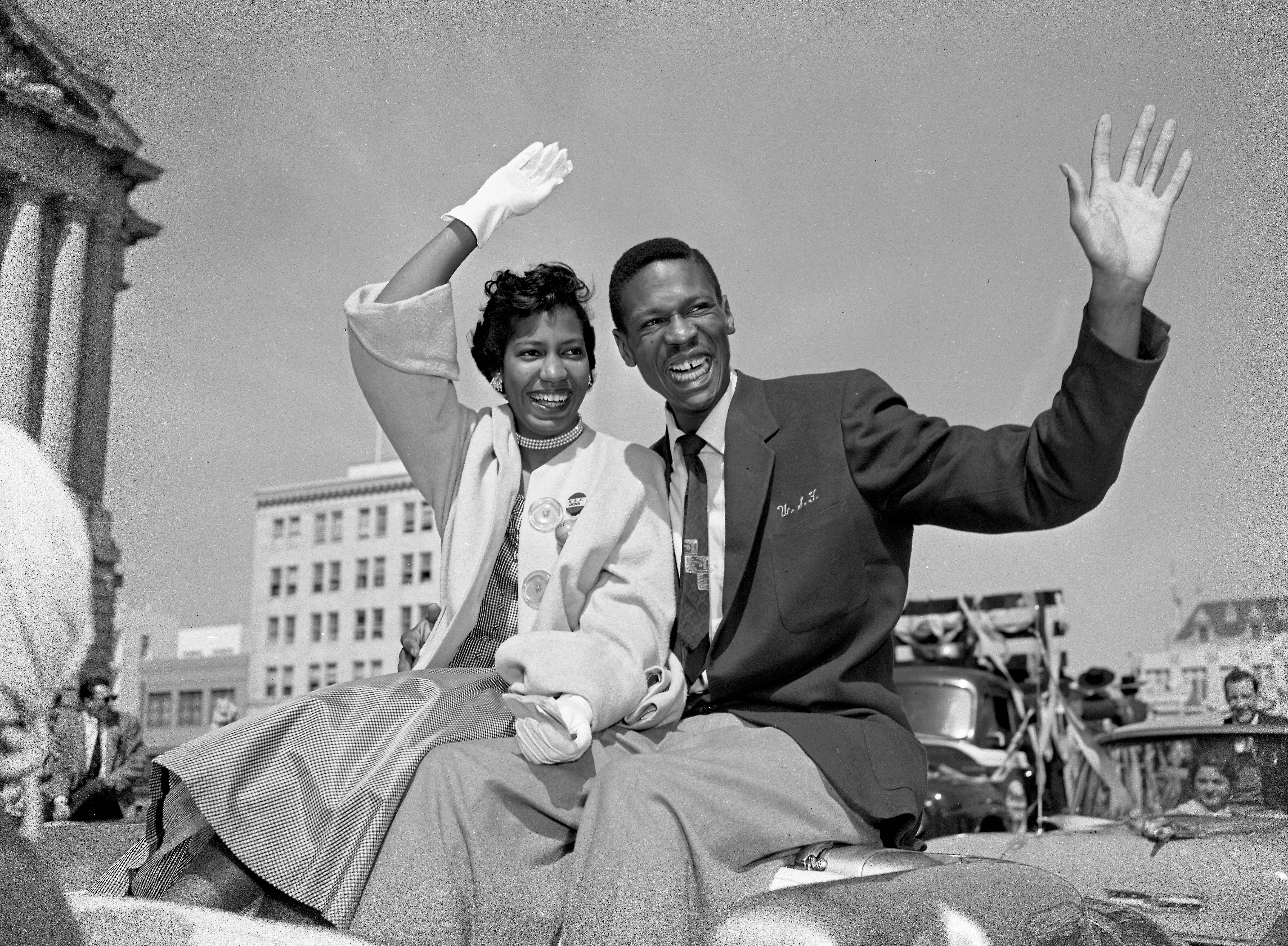 Rose Swisher and Bill Russell ride in a victory parade celebrating the University of San Francisco's national basketball championship in San Francisco on March 22, 1955. | Source: Getty Images