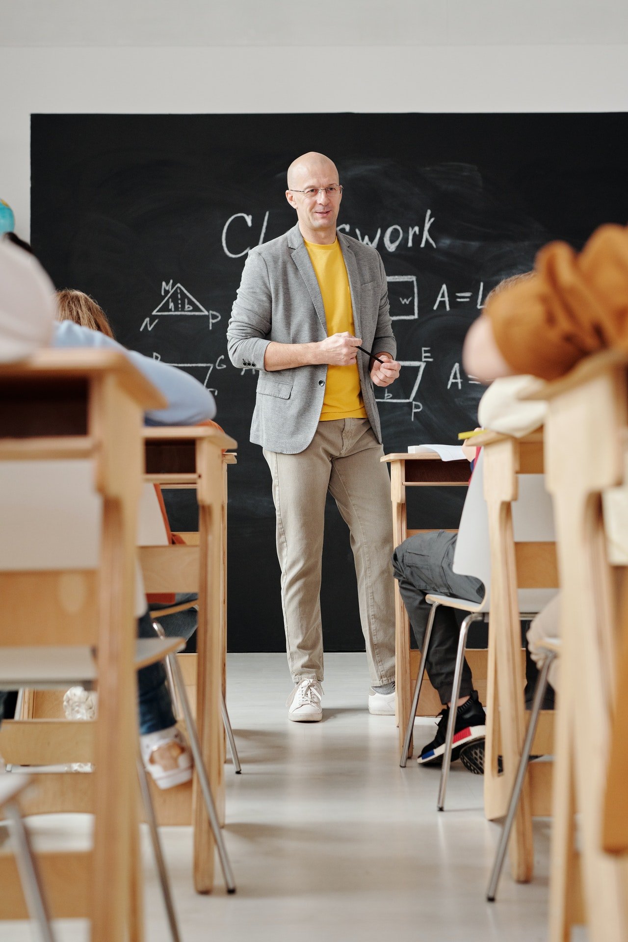 Profesor en el aula de clases. | Foto: Pexels