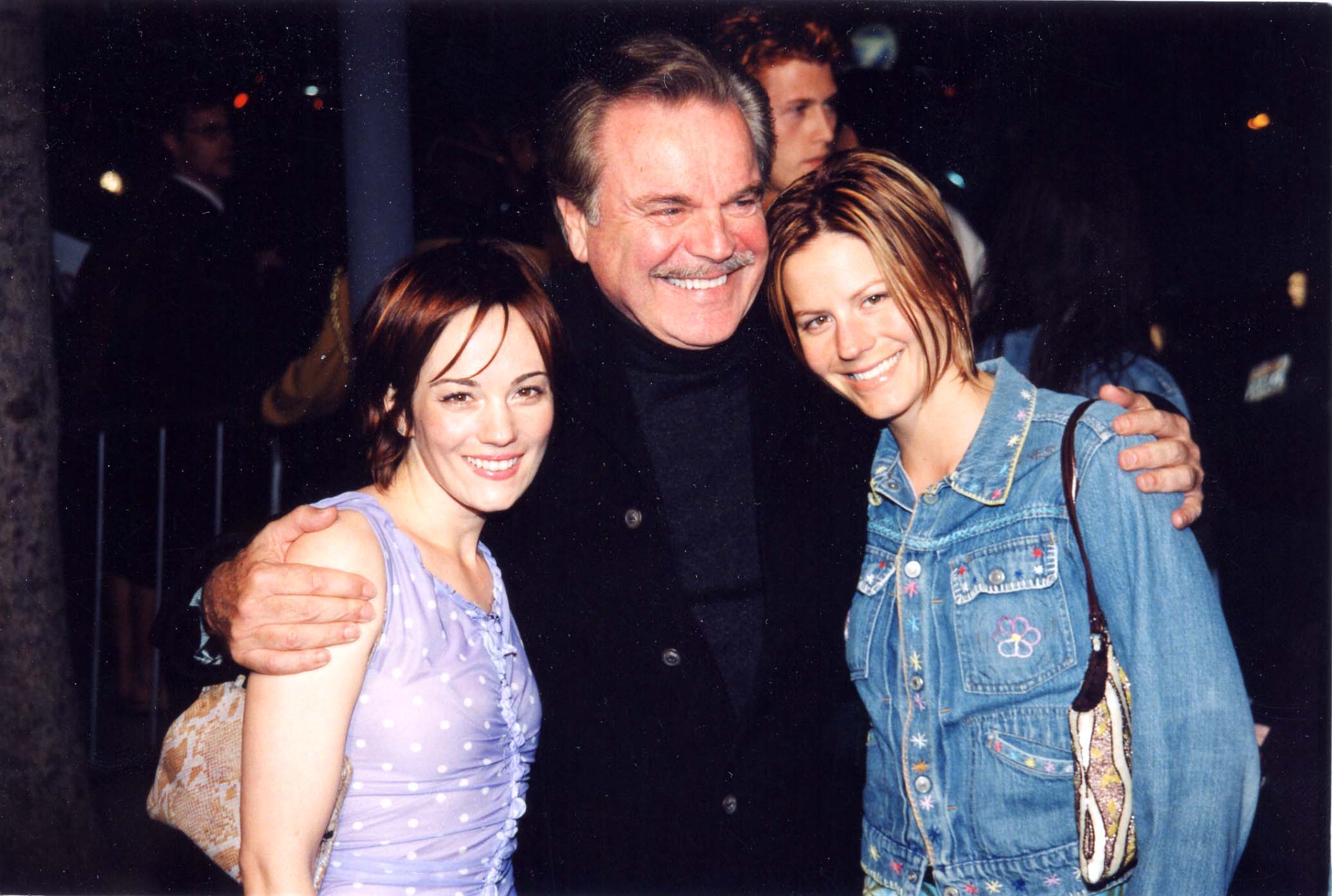 Robert Wagner with his daughter Natasha and Courtney at the premier of "High Fidelity" in 2000 | Source: Getty Images