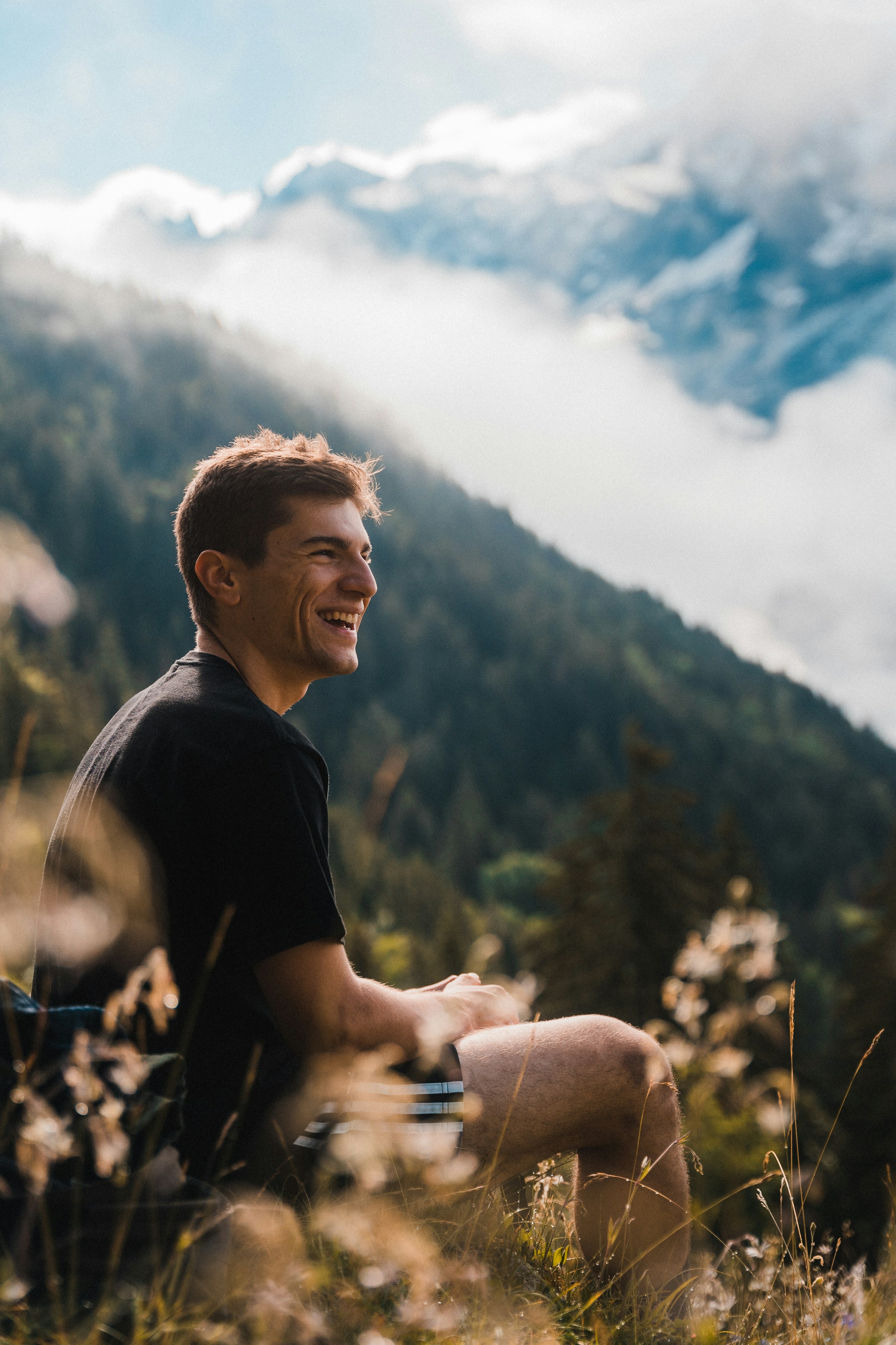 A smiling man sitting outside | Source: Unsplash