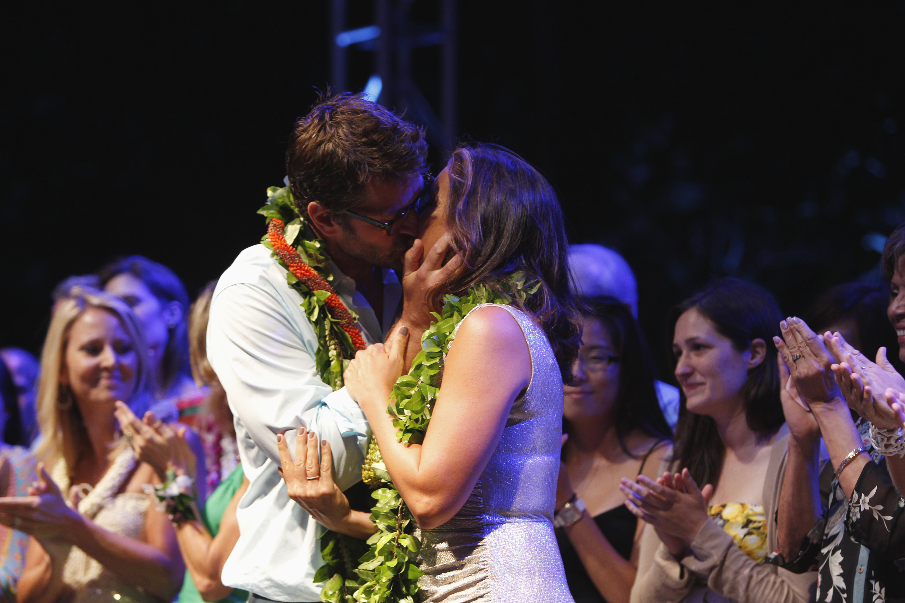 Peter Hermann and Mariska Hargitay sharing a kiss at The Inaugural Joyful Mele Gala in Honolulu, 2012 | Source: Getty Images