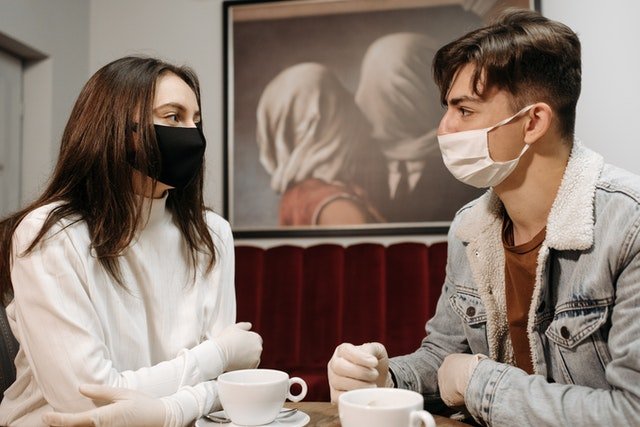 Un homme et une femme portant des masques | Photo : Pexels.