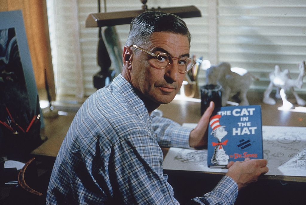 Theodor Geisel avec une copie de son livre "Le chat chapeauté" le 25 avril 1957. l Source : Getty Images
