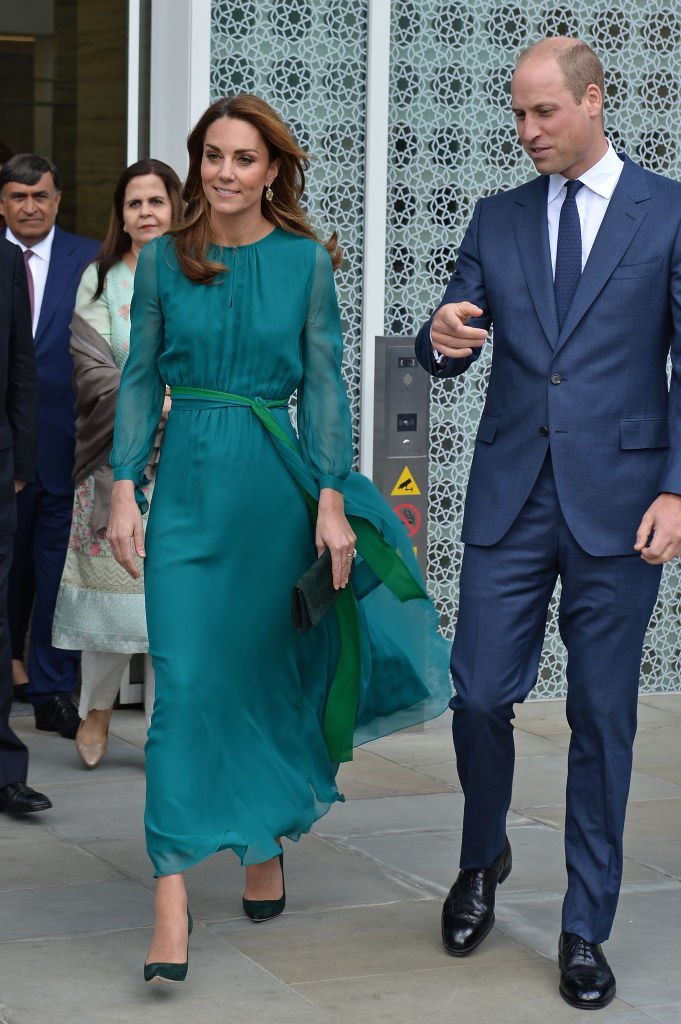 Prince William and Kate Middleton are greeted by Prince Shah Karim Al Hussaini, Aga Khan IV during a visit to the Aga Khan Centre. | Source: Getty Images