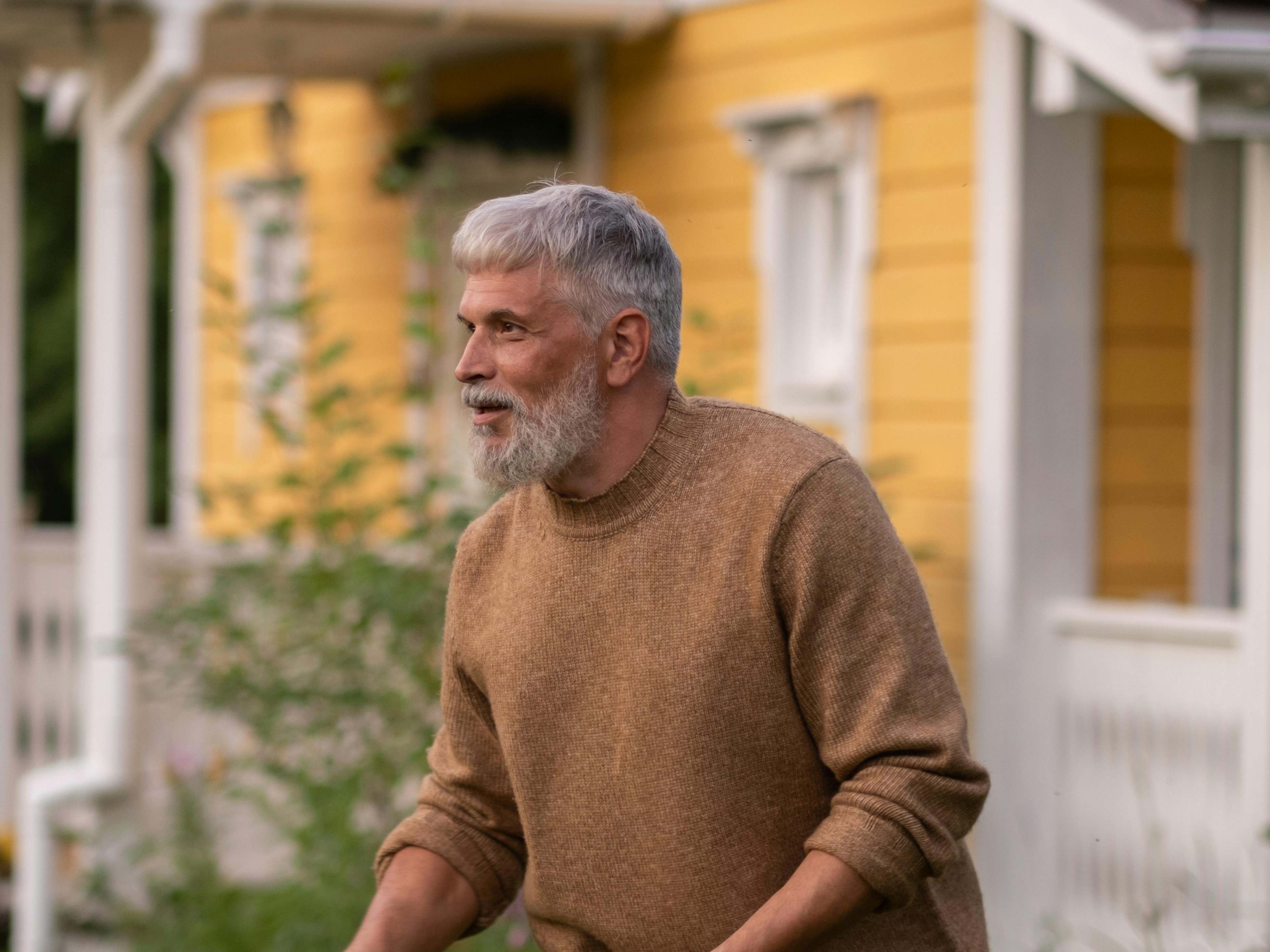 A man looking out over a backyard | Source: Pexels