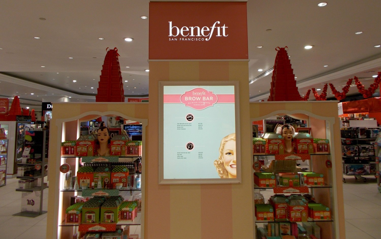 Mostrador de cosméticos Benefit. | Imagen: Wikimedia Commons Mostrador de cosméticos Benefit. | Imagen: Wikimedia Commons