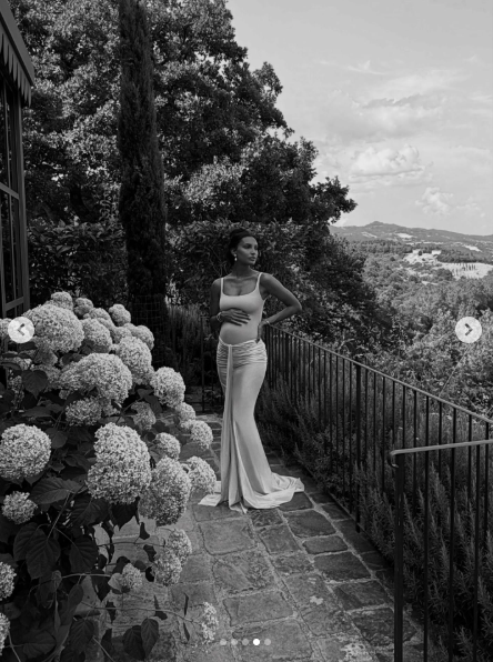 Jasmine Tookes looking on as she poses for the camera. | Source: Instagram/jastookes