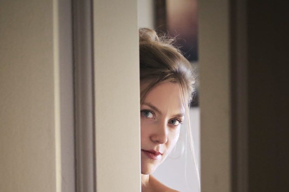 Emma peeked into the room and had an idea. | Source: Pexels