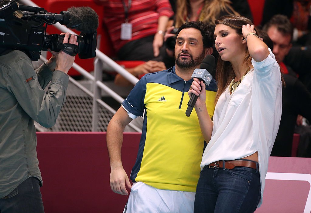 Laury Thilleman en pleine interview. l Source : Getty Images Laury Thilleman en pleine interview. l Source : Getty Images