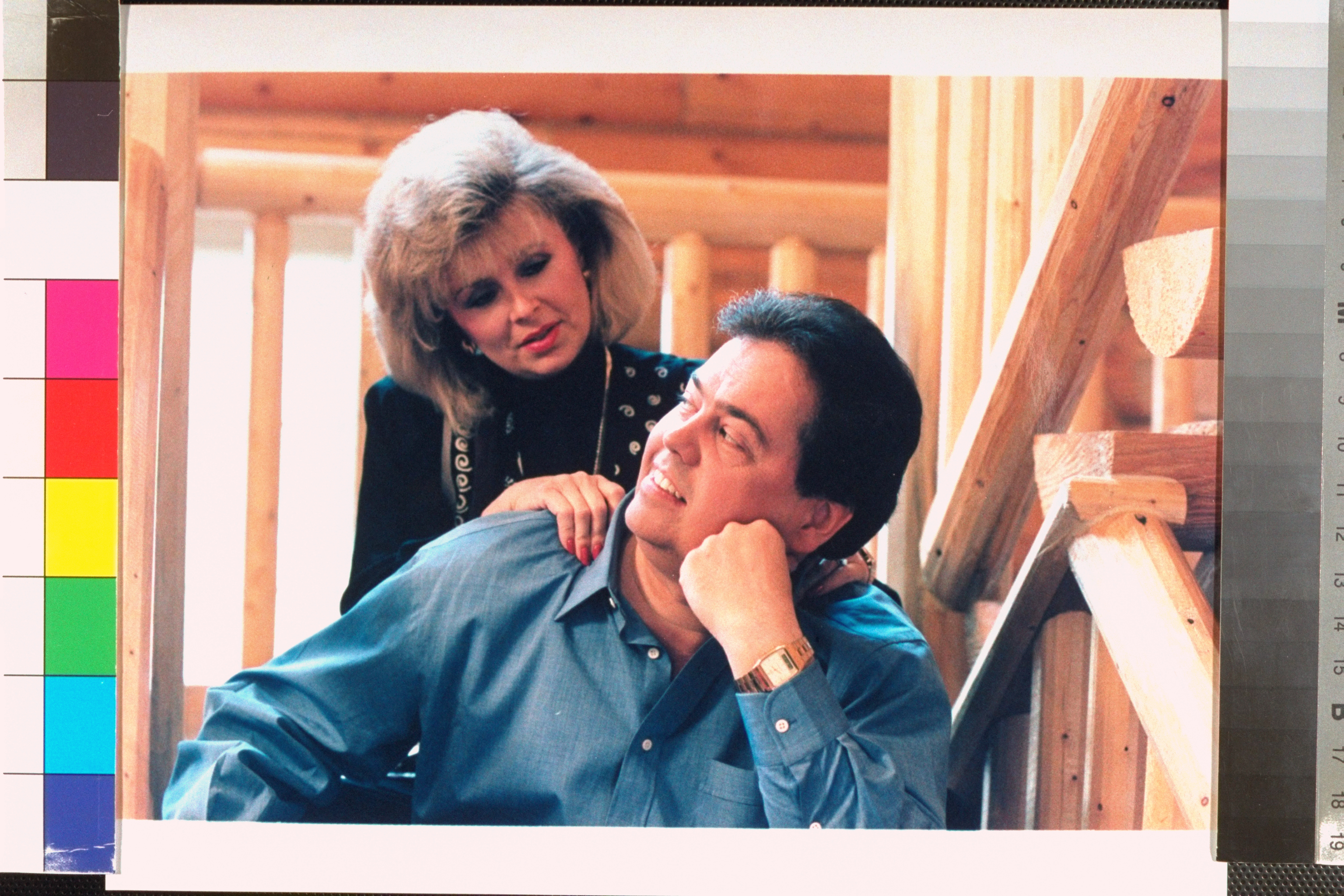 Alan Osmond with Suzanne Pinegar sit on steps inside their ranch in 1995 | Source: Getty Images