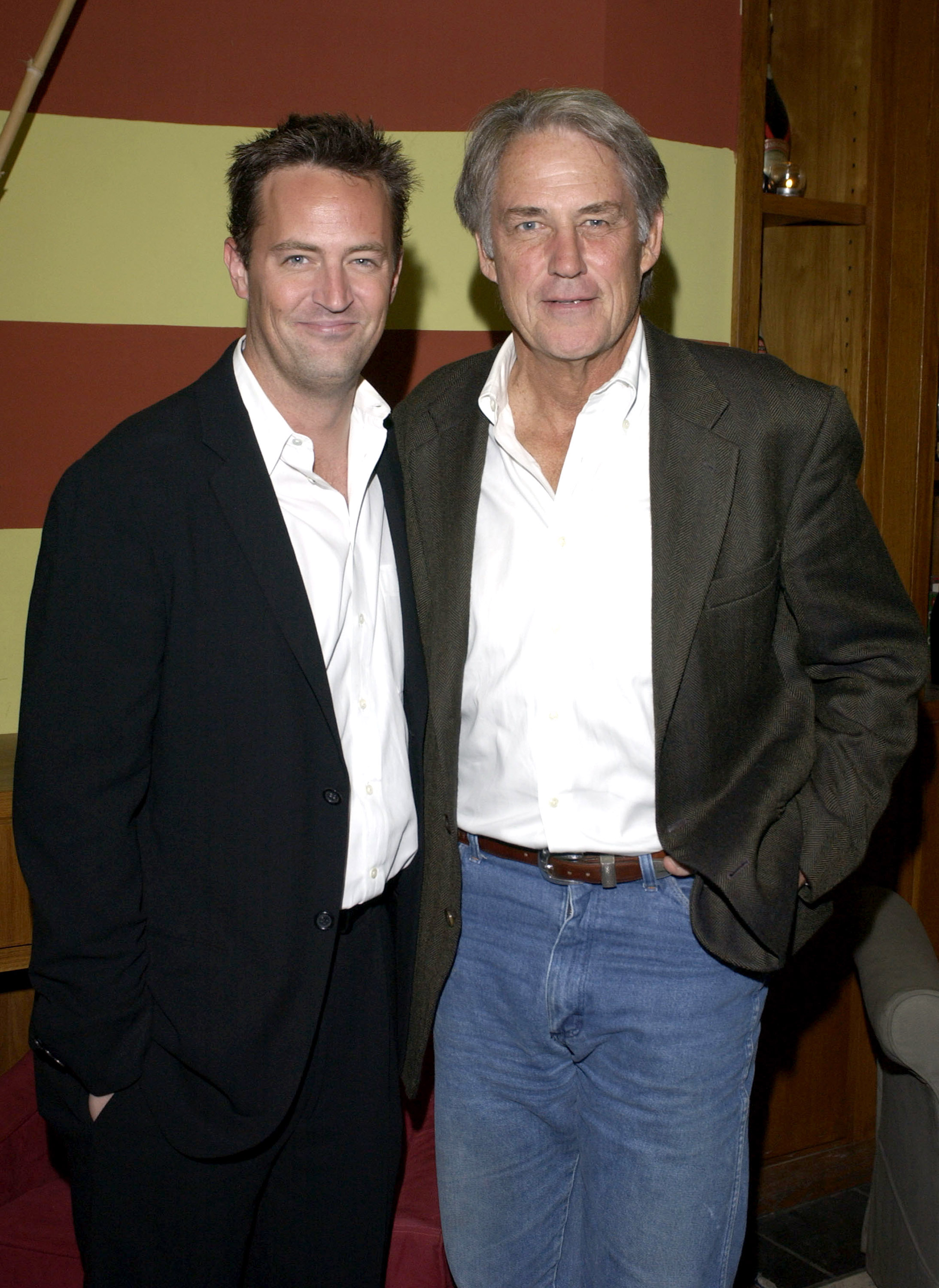Matthew Perry and his dad John Bennett Perry on October 4, 2003 in West Hollywood, California | Source: Getty Images