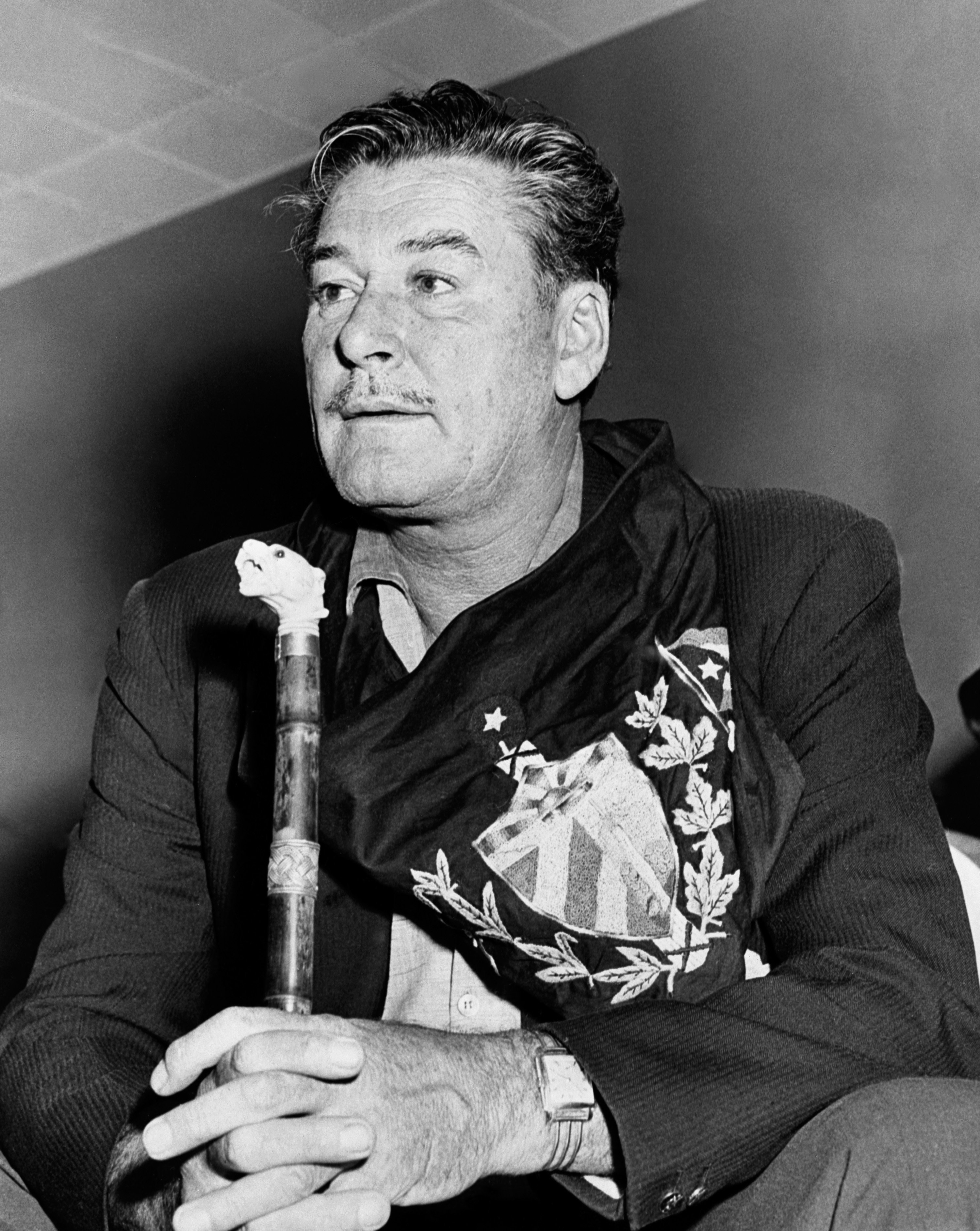 Errol Flynn wearing an anti-Castro flag in a portrait taken on January 12, 1959. | Source: AFP/Getty Images