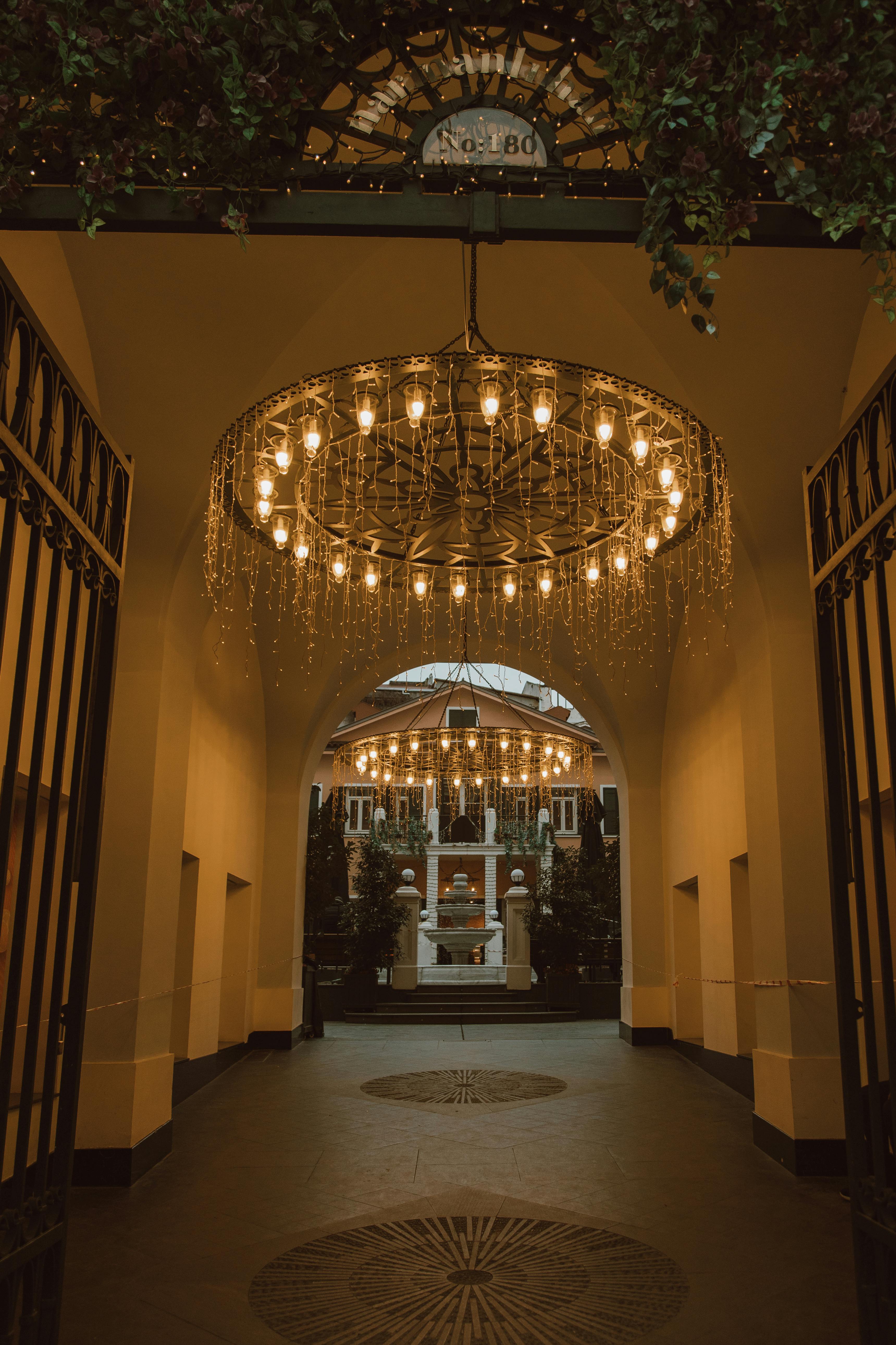 A mansion's foyer | Source: Pexels
