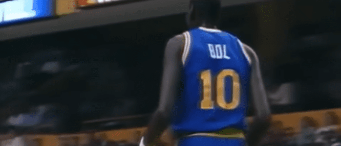 Manute Bol playing for the Golden State Warriors | Photo: YouTube/La Magia Del Basket