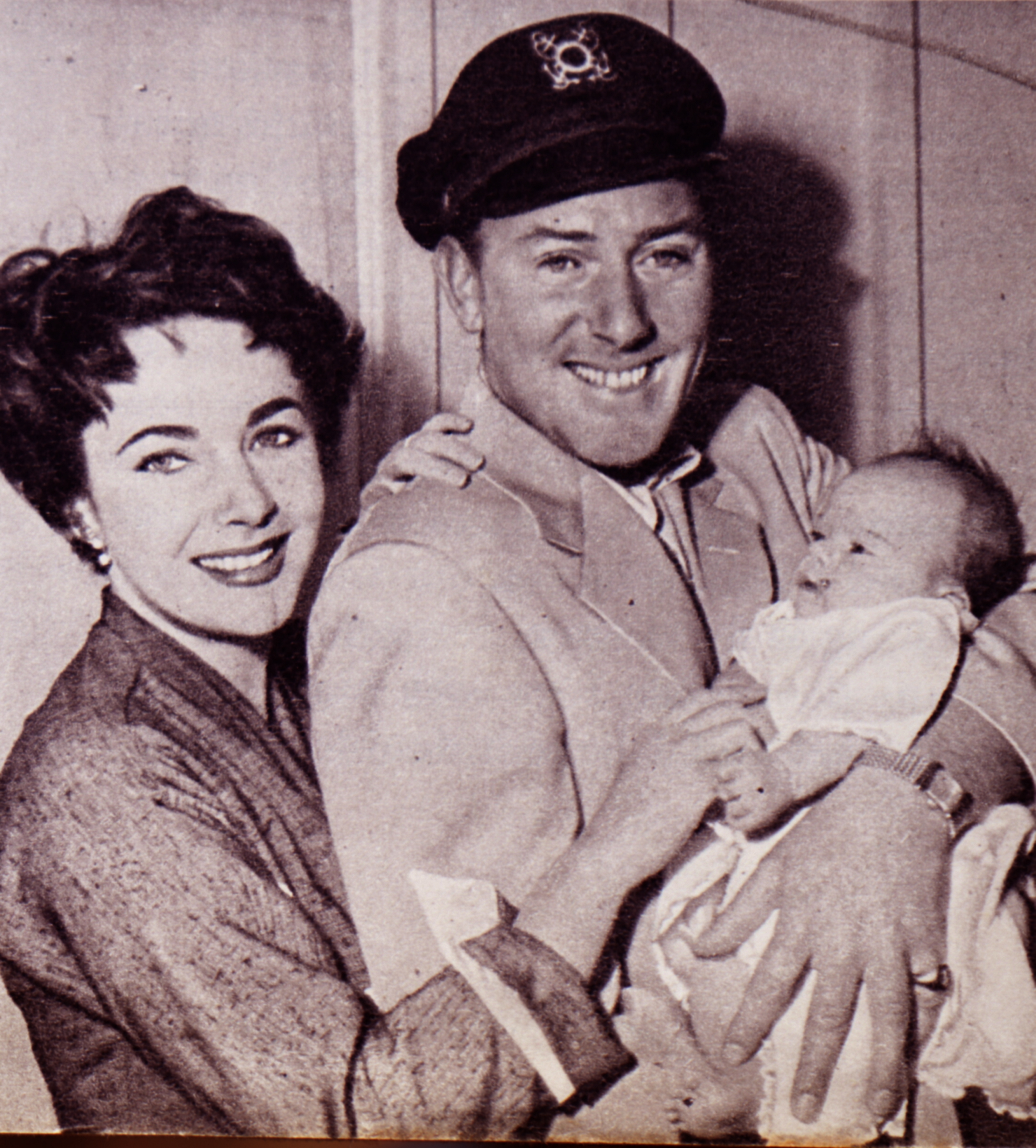 Elizabeth Taylor y su segundo esposo, Michael Wilding, posan con su hijo Christopher Wilding el 1 de enero de 1950. | Foto: Getty Images