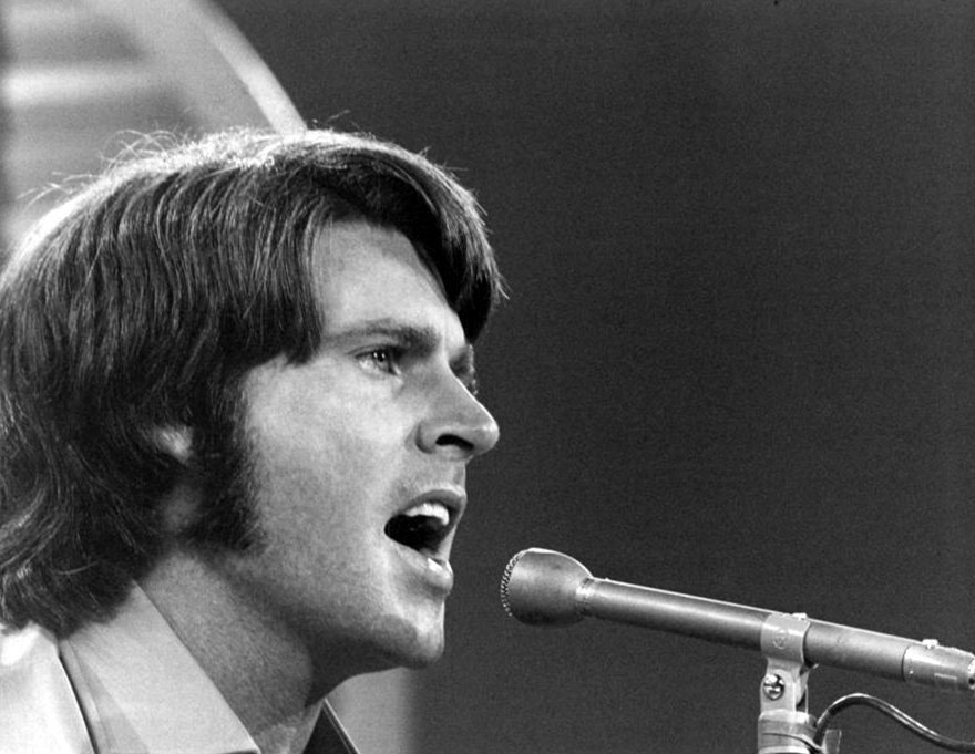 Rick Nelson lors de son passage dans l'émission télévisée The Jim Nabors Show, 1970. | Photo : Wikimedia Commons Images