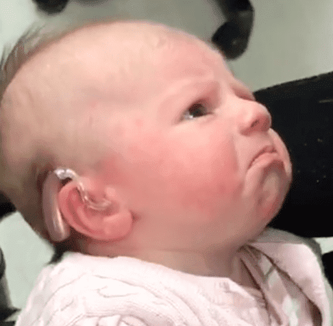 La bebé se emociona después de escuchar la voz de su madre por primera vez | Foto: TikTok/christina_pax