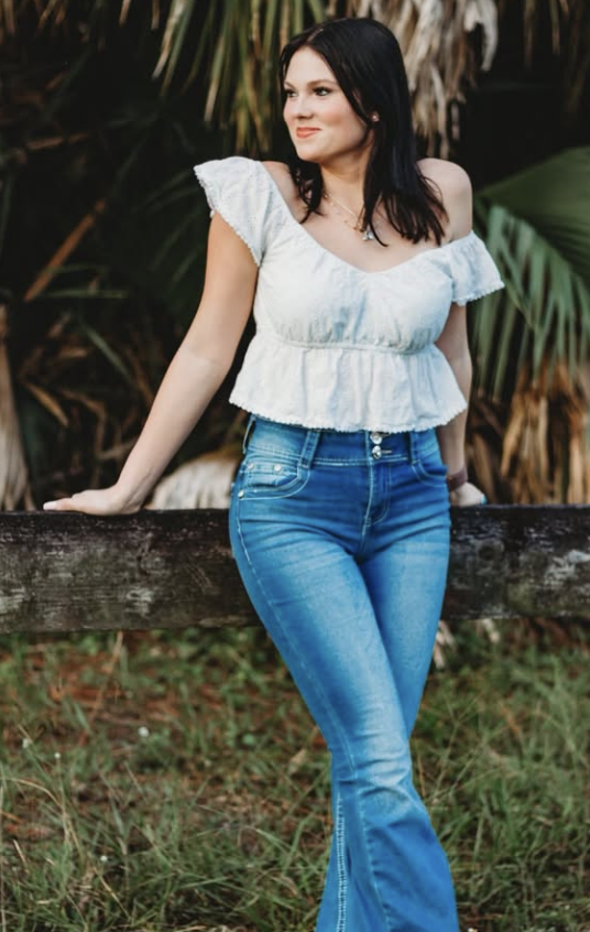 One of Anna Kepner's senior photos posted on her Instagram page on October 2, 2025. | Source: Instagram/anna.kepner16