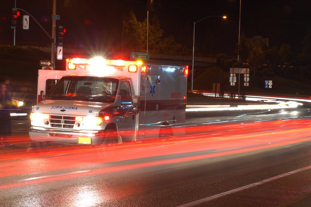 Ambulancia transitando por una avenida de noche. | Foto: Shutterstock