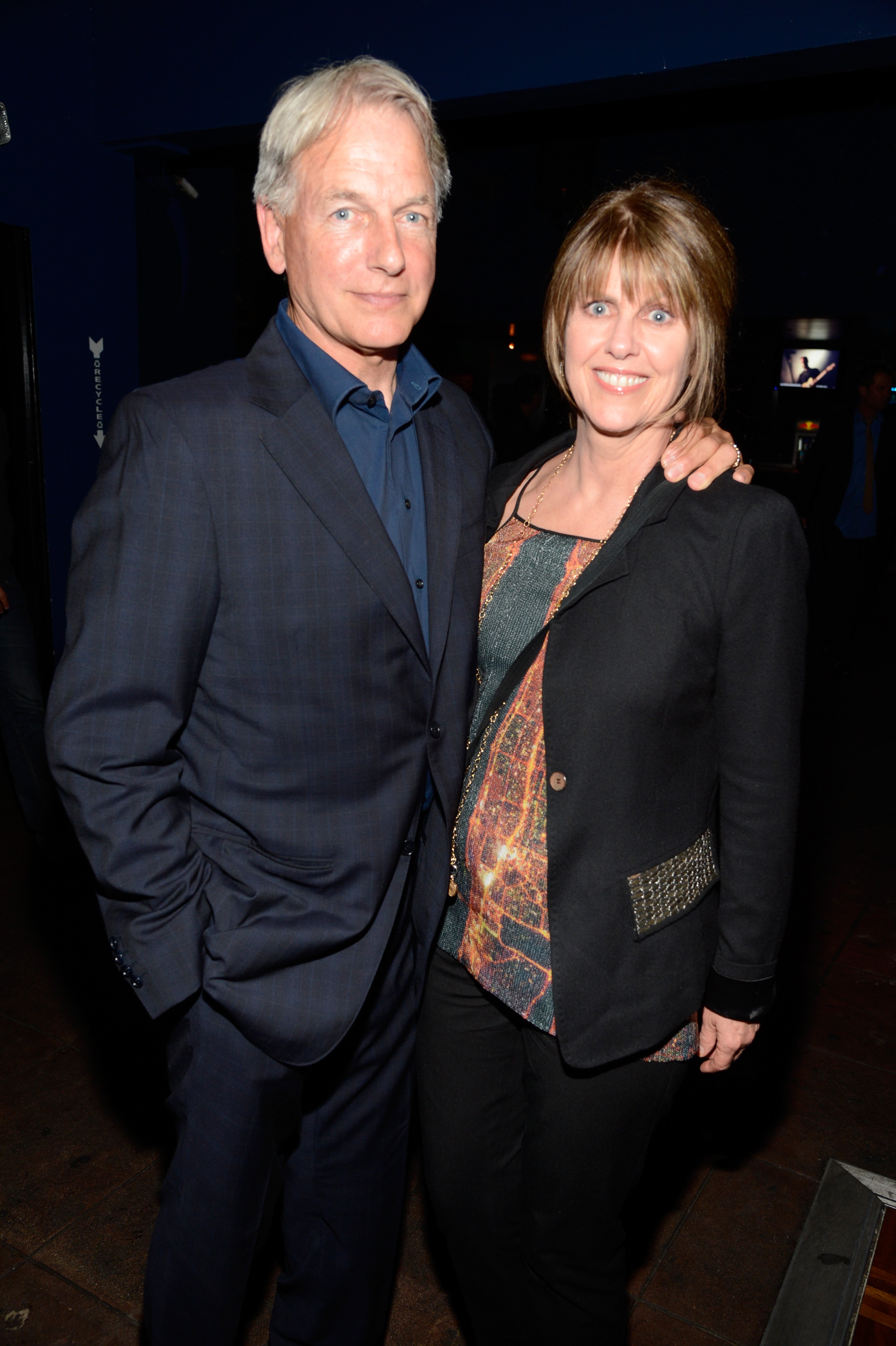 El actor Mark Harmon y Pam Dawber, durante la presentación de los Rolling Stones en Echoplex el 27 de abril de 2013 en Los Ángeles, California. | Fuente: Getty Images
