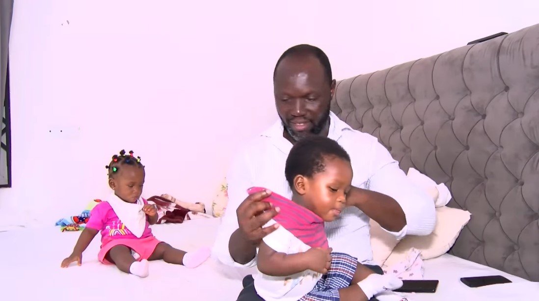 Edmund Akrofi con sus gemelos. | Foto: Youtube/Joy Learning Tv