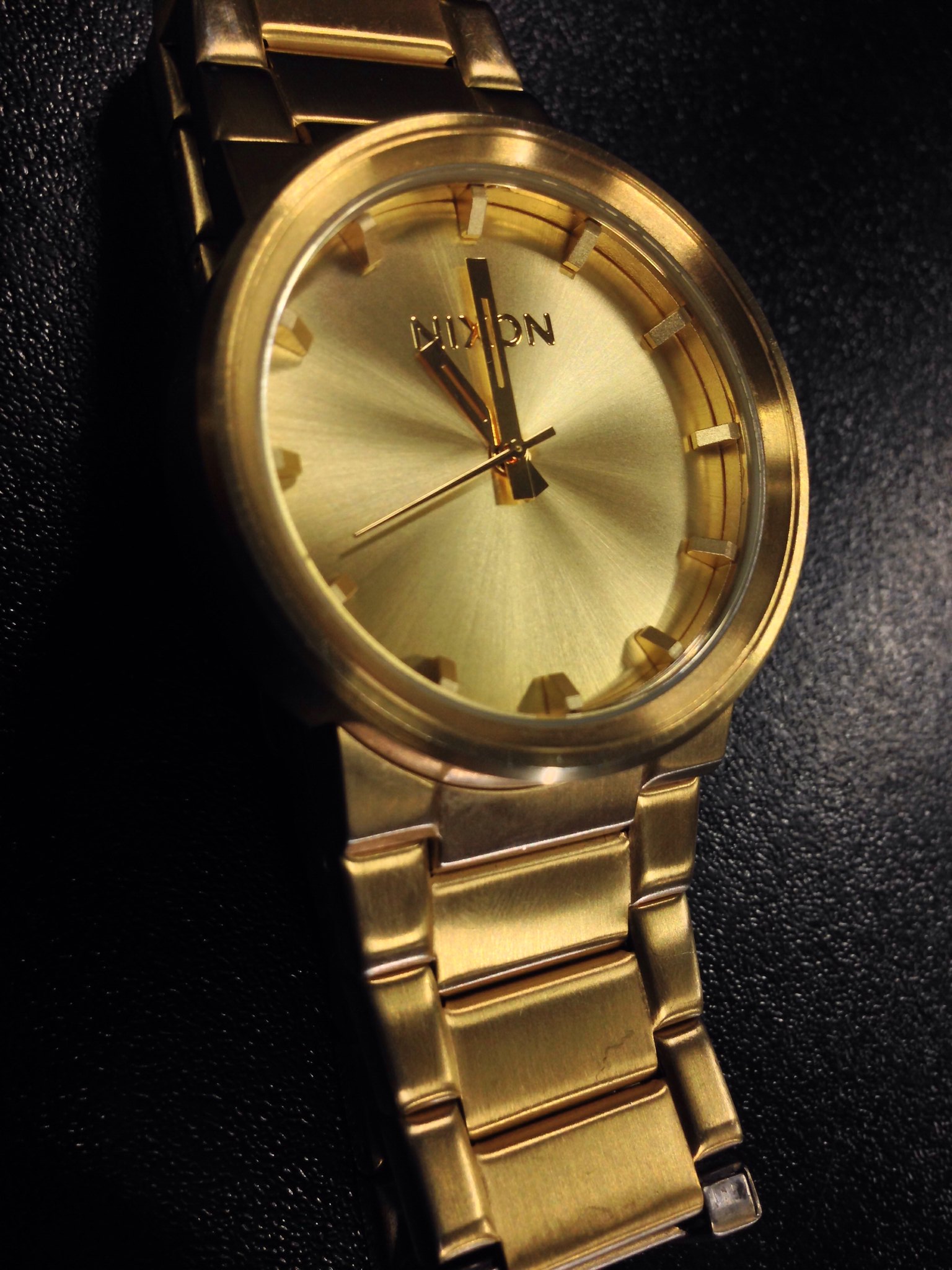 A closeup shot of a gold watch | Source: Flickr