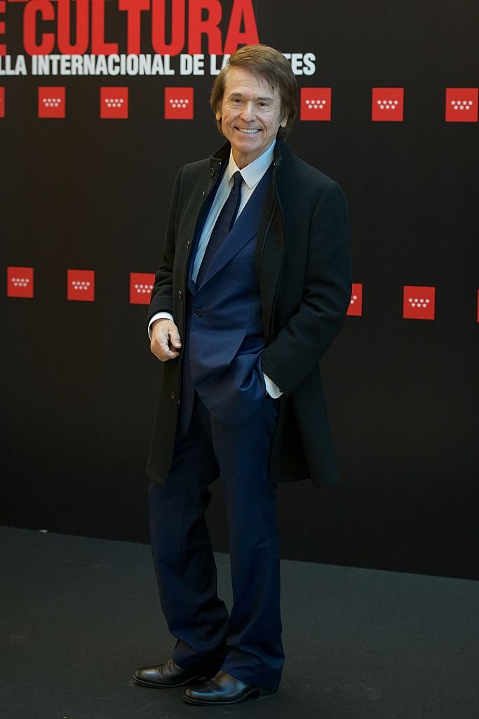 Raphael recibe el premio "Medalla Internacional de las Artes" 2013 del Presidente Regional de Madrid, Ignacio González, en el Canal de Teatro el 2 de diciembre de 2014 en Madrid, España. | Imagen: Getty Images Raphael recibe el premio "Medalla Internacional de las Artes" 2013 del Presidente Regional de Madrid, Ignacio González, en el Canal de Teatro el 2 de diciembre de 2014 en Madrid, España. | Imagen: Getty Images