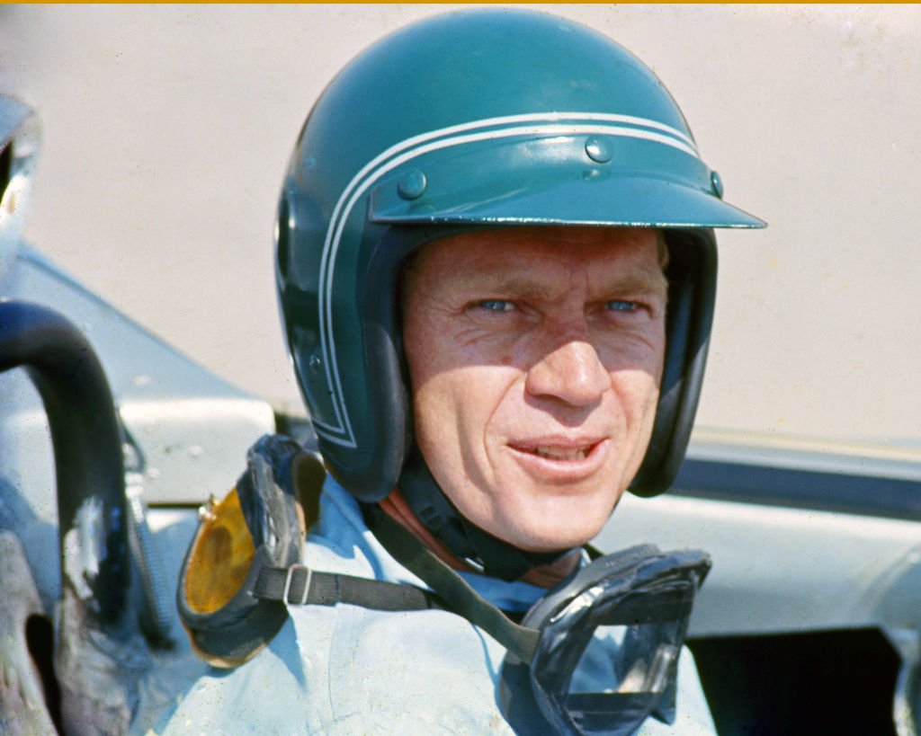 Der Schauspieler Steve McQueen in einem Firestone-Rennfahreranzug auf dem Riverside Raceway in Kalifornien, ca. 1966. | Quelle: Getty Images