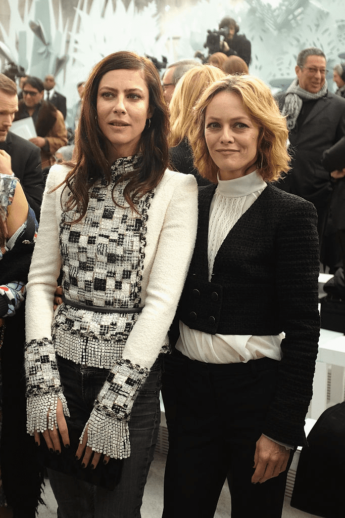 PARIS, FRANCE - 27 JANVIER : (G-D) Anna Mouglalis et Vanessa Paradis assistent au défilé Chanel dans le cadre de la Semaine de la mode Haute Couture Printemps/Eté 2015 à Paris, France, le 27 janvier 2015. | Photo : Getty Images PARIS, FRANCE - 27 JANVIER : (G-D) Anna Mouglalis et Vanessa Paradis assistent au défilé Chanel dans le cadre de la Semaine de la mode Haute Couture Printemps/Eté 2015 à Paris, France, le 27 janvier 2015. | Photo : Getty Images