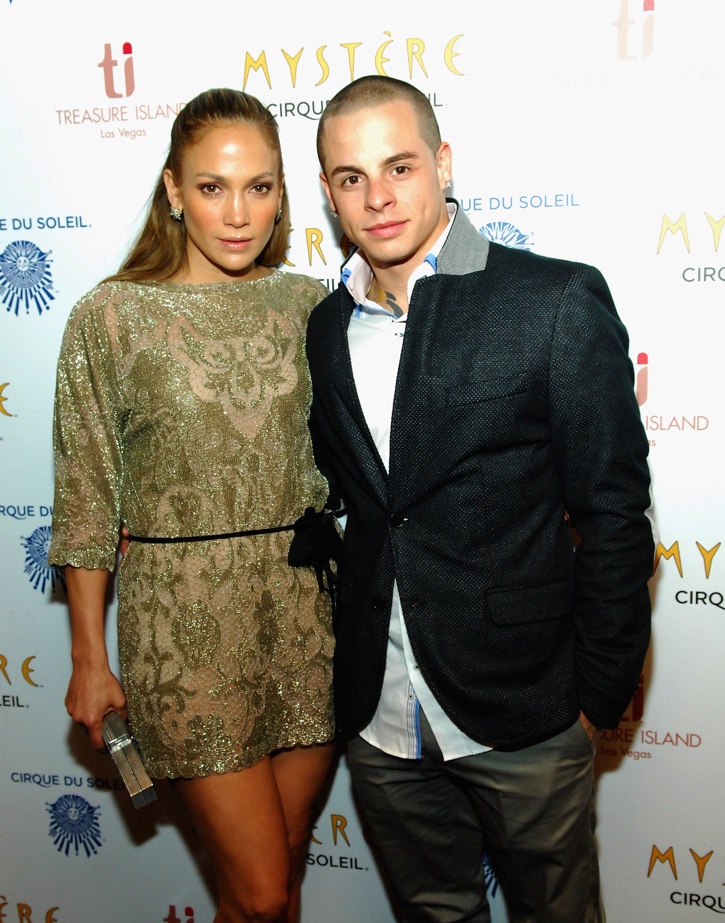 La cantante / actriz Jennifer Lopez y el bailarin Casper Smart llegan a Mystere By Cirque du Soleil en Treasure Island Hotle & Casino el 27 de mayo de 2012 en Las Vegas, Nevada. | Foto: Getty Images