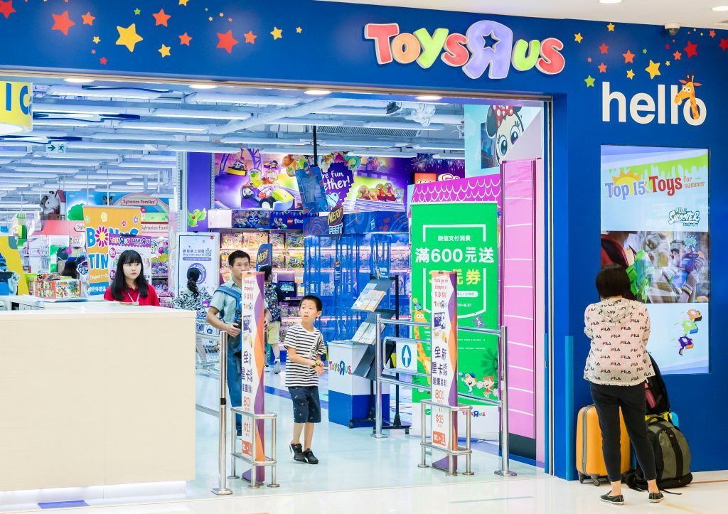 Shoppers walk towards to a Toys R US retail store at the Harbour City on August 23, 2018 in Hong Kong. | Photo: Getty Images