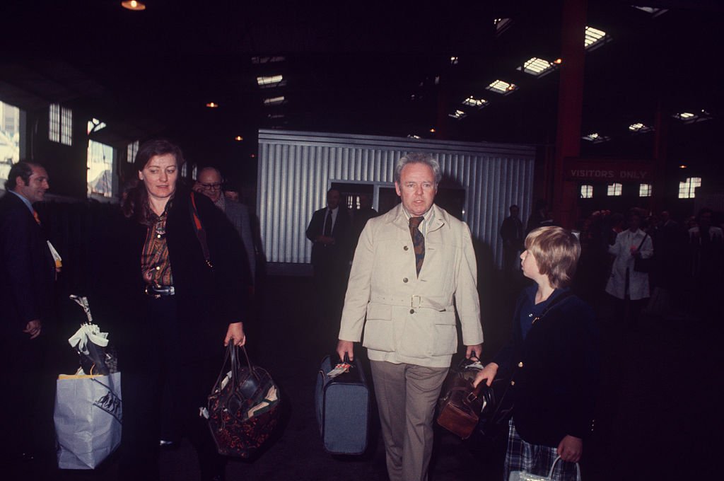 Hugh O'Connor with Carroll O'Connor and his mother Nancy O'Connor in New York, circa 1970 | Source: Getty Images