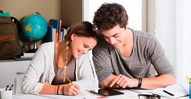 Students studying together in class | Photo: Shutterstock