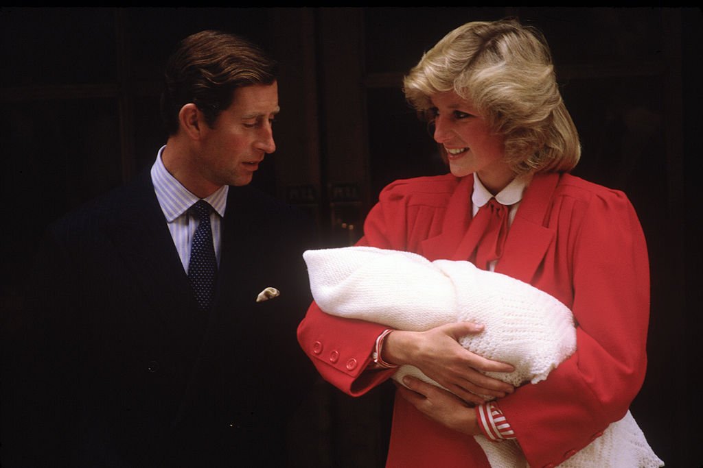 Diana, Prinzessin von Wales, und Prinz Charles mit dem neugeborenen Prinz Harry verlassen das St. Mary's Hospital | Quelle: Getty Images
