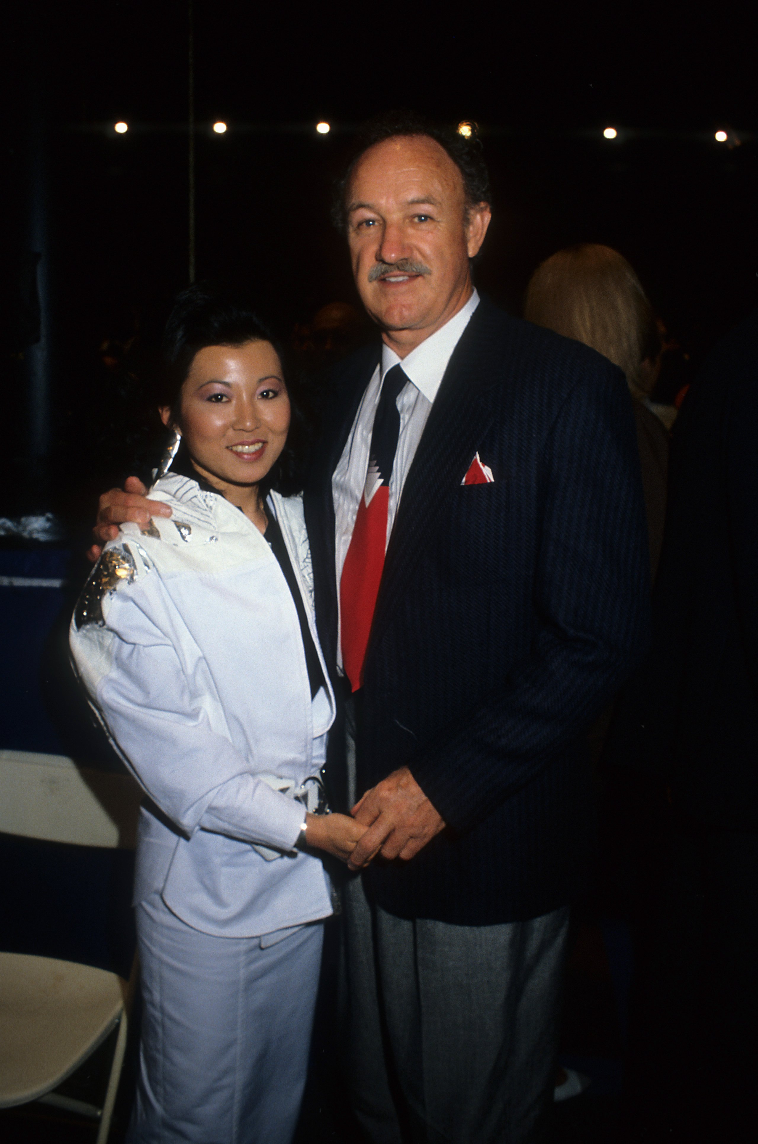 Actor Gene Hackman and wife Betsy Arakawa pose for a portrait in 1986 in Los Angeles, California | Source: Getty Images