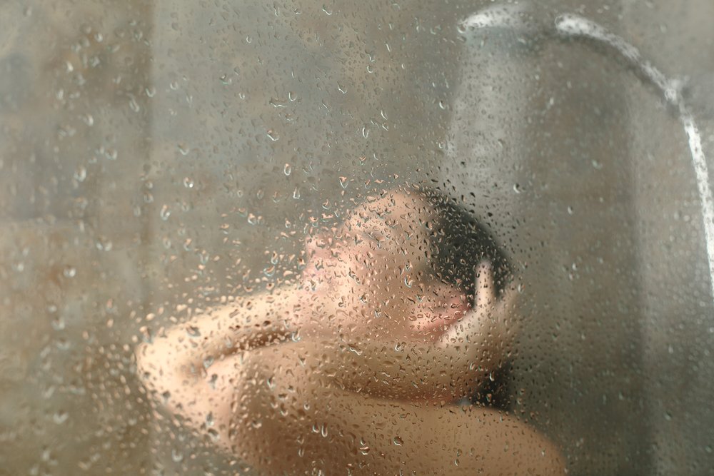 Mujer tomando una ducha. | Foto: Shutterstock