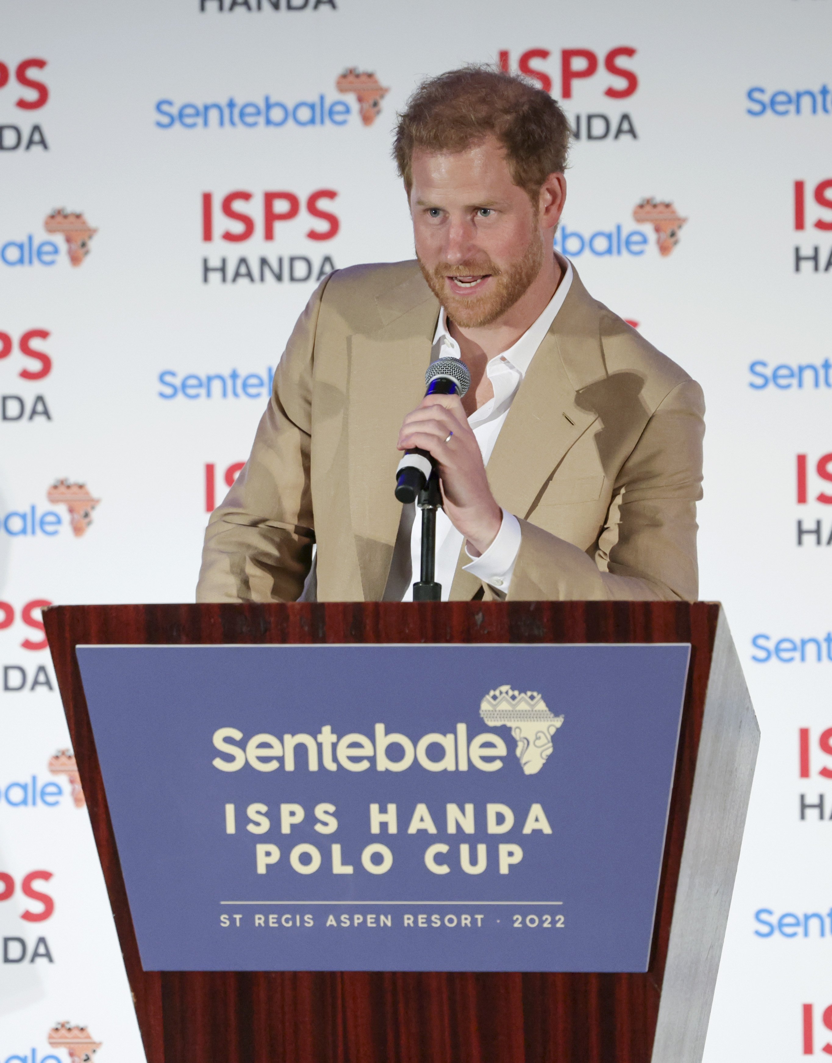 El príncipe Harry, duque de Sussex, hablando en la Sentebale ISPS Handa Polo Cup, el 25 de agosto de 2022 en Aspen, Colorado. | Foto: Getty Images