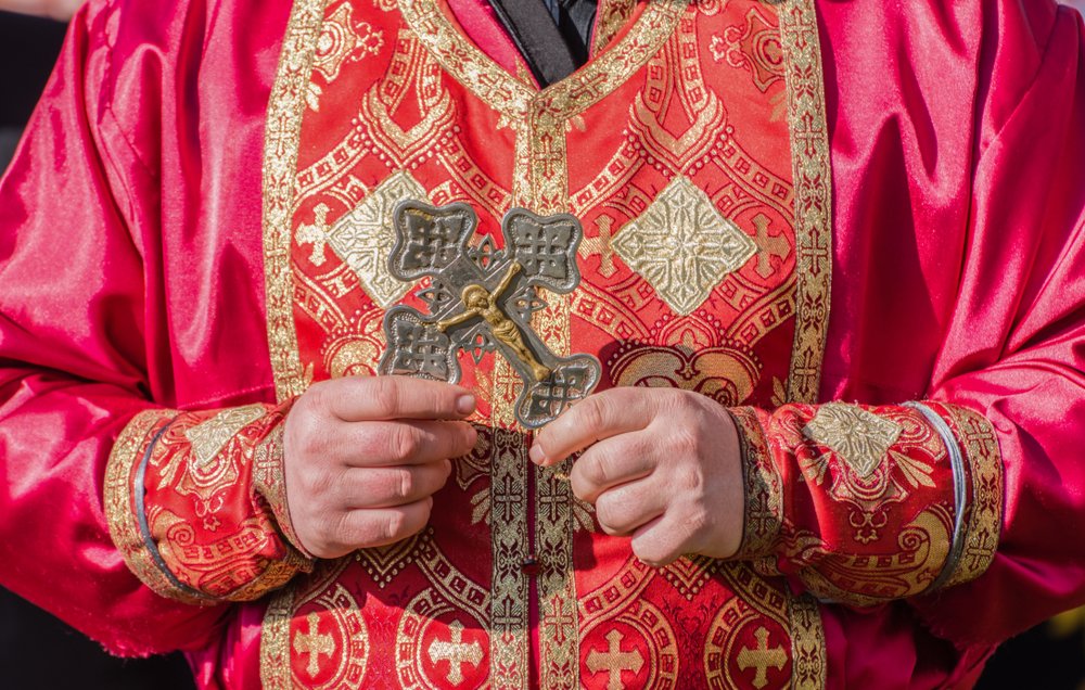 Sacerdote ortodoxo con cresta ritual. Fuente Shutterstock
