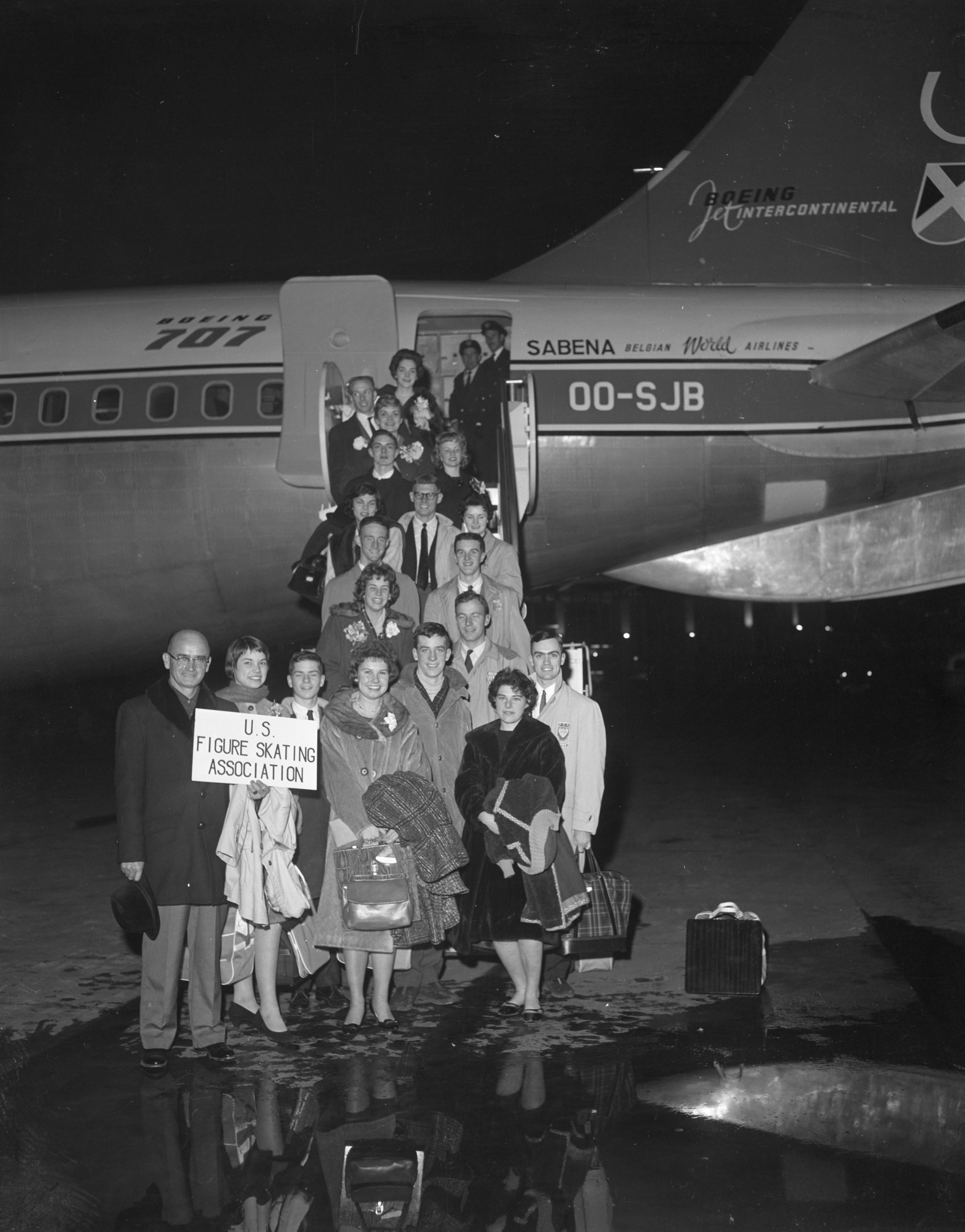 The 18 members of the US figure skating team as they boarded the ill-fated Belgian aircraft on February 14, 1961 | Photo: Getty Images