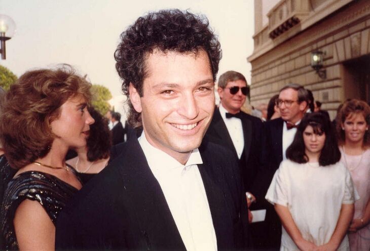 A young Howie Mandel smiles at the camera | Wikimedia Commons